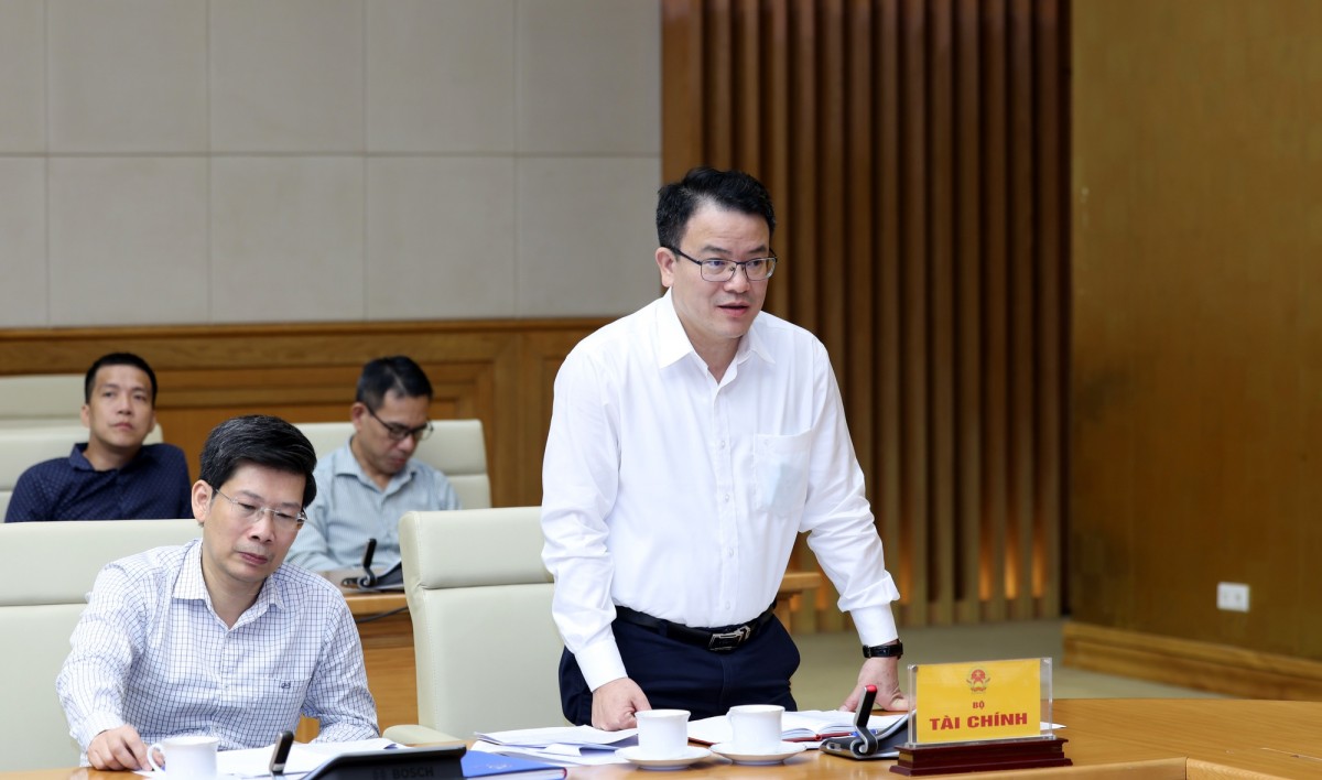 Thứ trưởng Bộ Tài chính Trần Quốc Phương phát biểu tại cuộc họp. Ảnh: VGP.