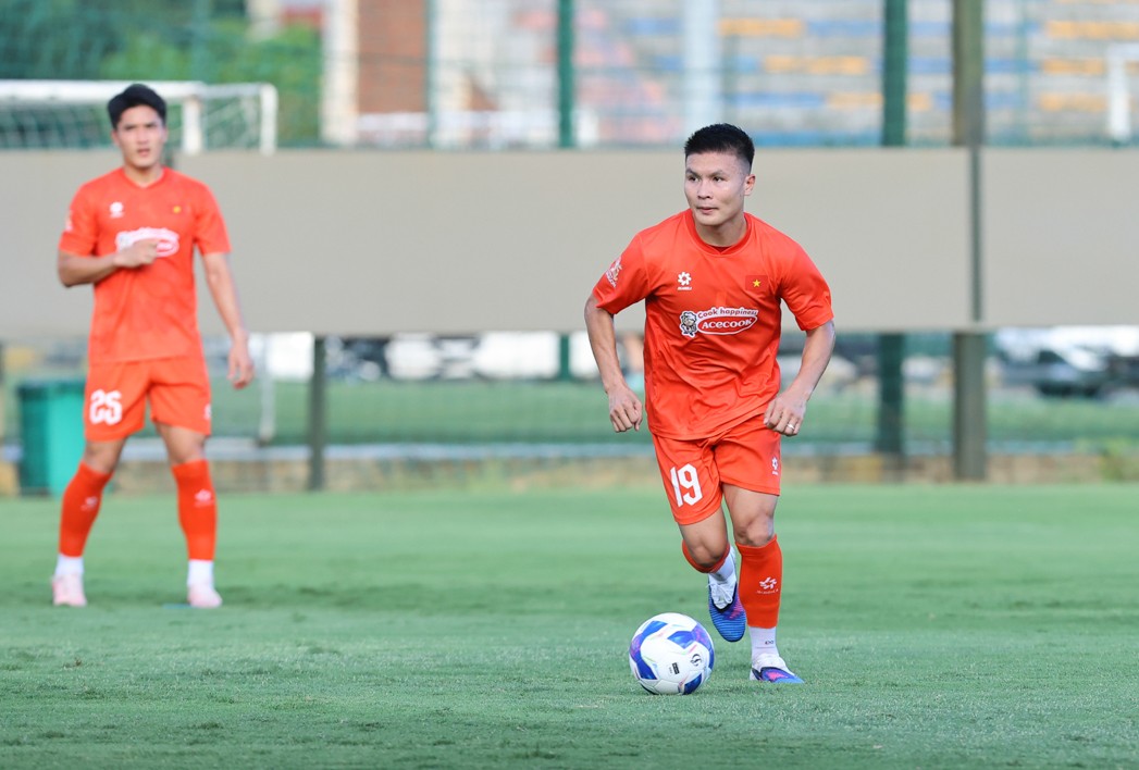 Tiền vệ Nguyễn Quang Hải được ban huấn luyện trao tấm băng đội trưởng ở đợt tập trung lần này. Ảnh: VFF