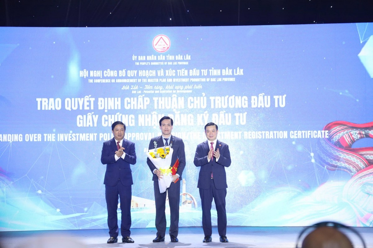 Lãnh đạo tỉnh Đắk Lắk công bố quyết định chủ trương đầu tư, trao thỏa thuận hợp tác, bản ghi nhớ nghiên cứu cho các nhà đầu tư - Ảnh: VGP