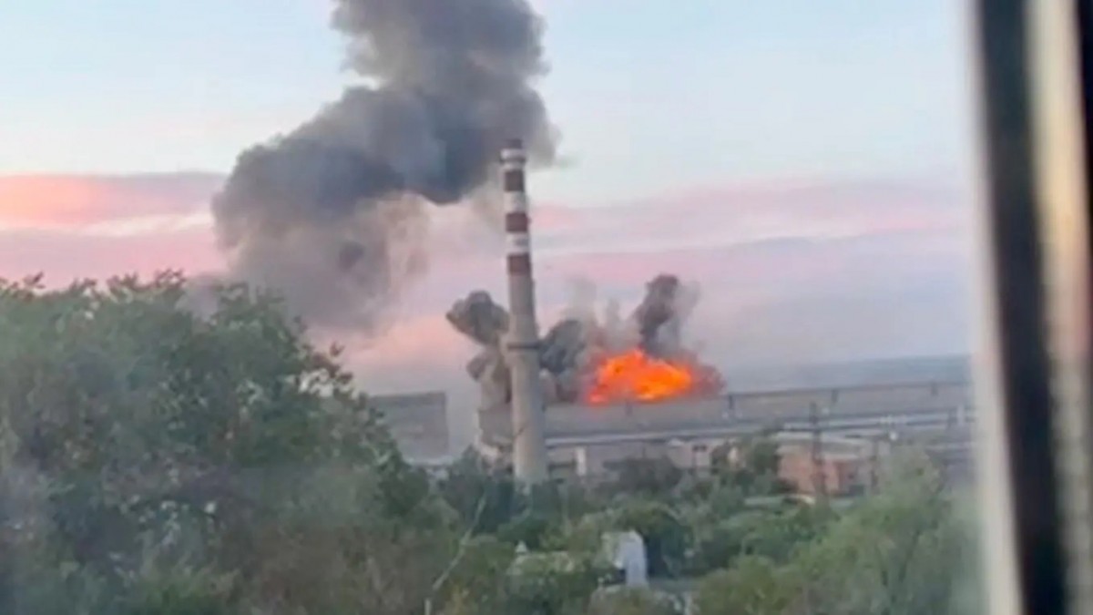 Khói bốc lên tại khu vực được cho là thành phố Volgograd (Nga) sau cuộc không kích của Ukraine. Ảnh: Kyiv Independent