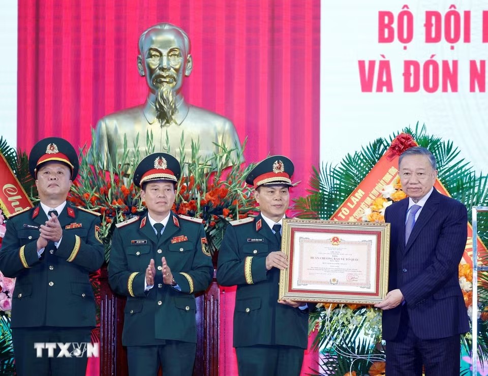 Tổng Bí thư, Chủ tịch nước Tô Lâm trao Huân chương Bảo vệ Tổ quốc hạng Nhất tặng Bộ Tư lệnh Pháo binh - Tên lửa - Ảnh: TTXVN