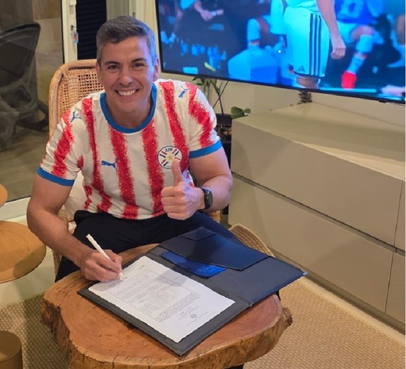 Tổng thống Paraguay Santiago Pena ký sắc lệnh cho cả nước nghỉ lễ một ngày. Ảnh: X/ @SantiPenap (tài khoản X của Tổng thống Paraguay)