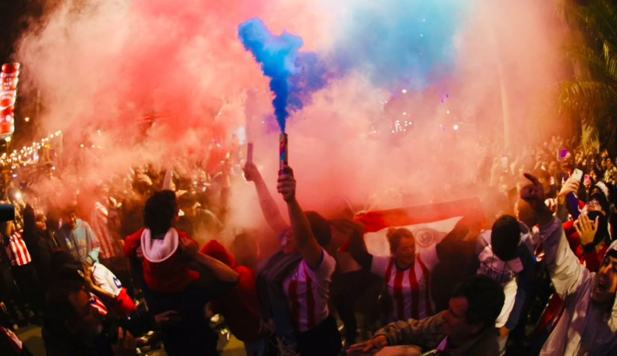 Người dân Paraguay “đi bão” sau khi đánh bại tuyển Đức. Ảnh: X/ @SantiPenap (tài khoản X của Tổng thống Paraguay)