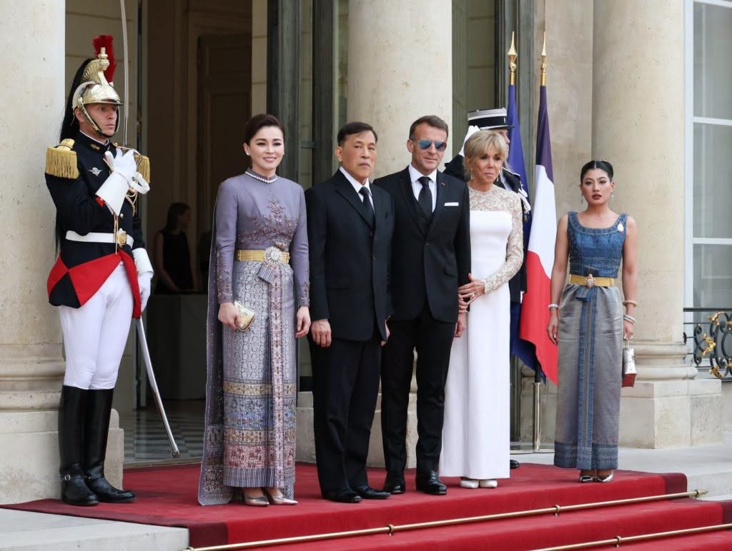Từ trái sang phải: Hoàng hậu Suthida Bajrasudhabimalalakshana, Quốc vương Maha Vajiralongkorn, Tổng thống Pháp Emmanuel Macron, Đệ nhất Phu nhân Brigitte Macron và Công chúa Sirivannavari Nariratana Rajakanya. Ảnh: Hoàng gia Thái Lan