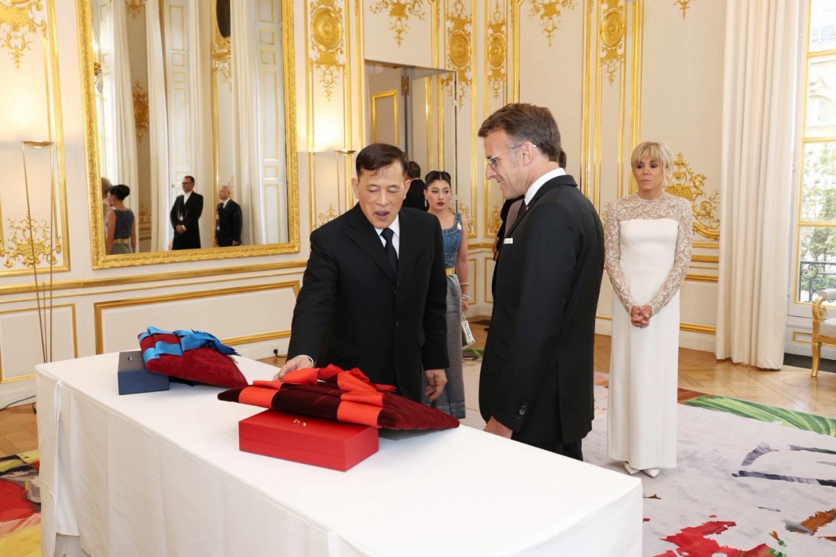Quốc vương Thái Lan Maha Vajiralongkorn (trái) nhận Huân chương Bắc đẩu Bội tinh tại Điện Élysée ngày 29/6. Ảnh: Hoàng gia Thái Lan
