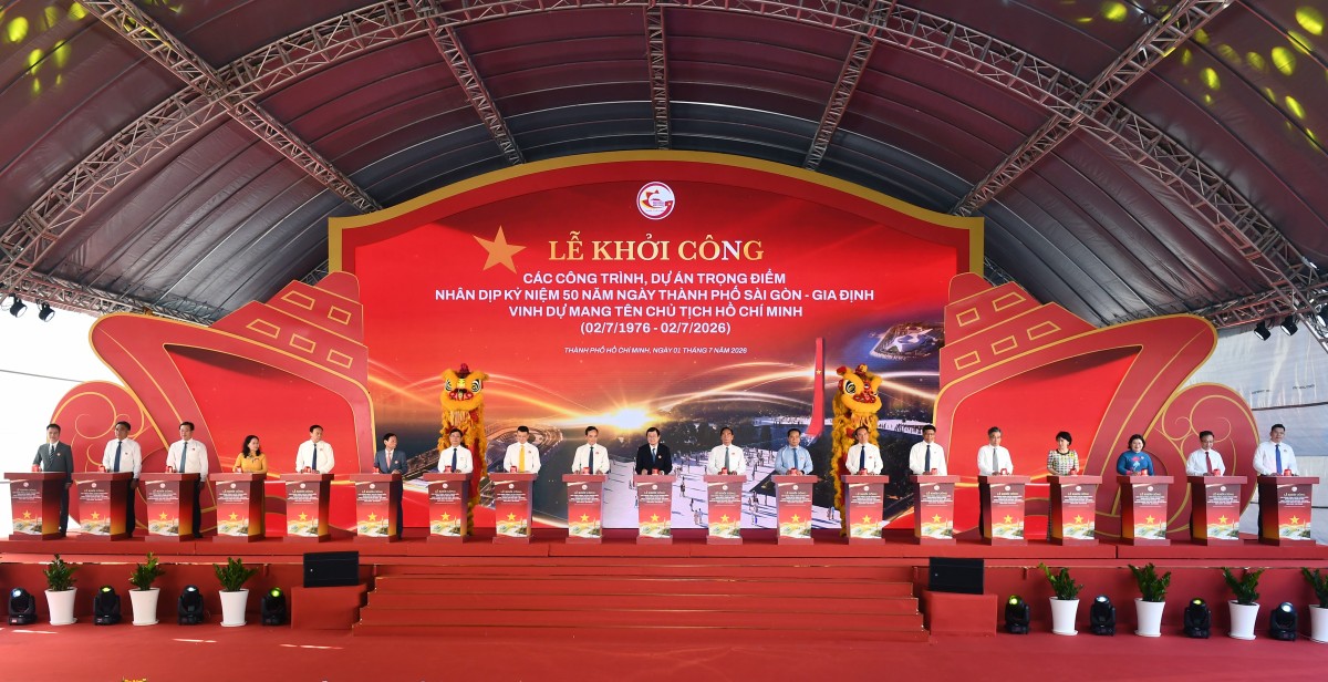 Các đại biểu và nhà đầu tư thực hiện lệnh khởi công các dự án trọng điểm. 