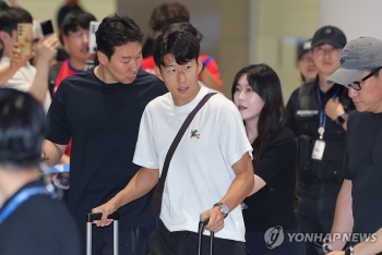 Son Heung Min về Hàn Quốc trong sự động viên của người hâm mộ
