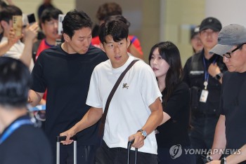 Son Heung Min về Hàn Quốc trong sự động viên của người hâm mộ