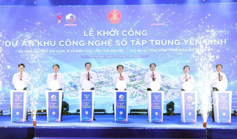 Phó Thủ tướng Hồ Quốc Dũng và các đại biểu khởi công dự án Khu công nghệ số tập trung Yên Bình, tỉnh Thái Nguyên - Ảnh: VGP