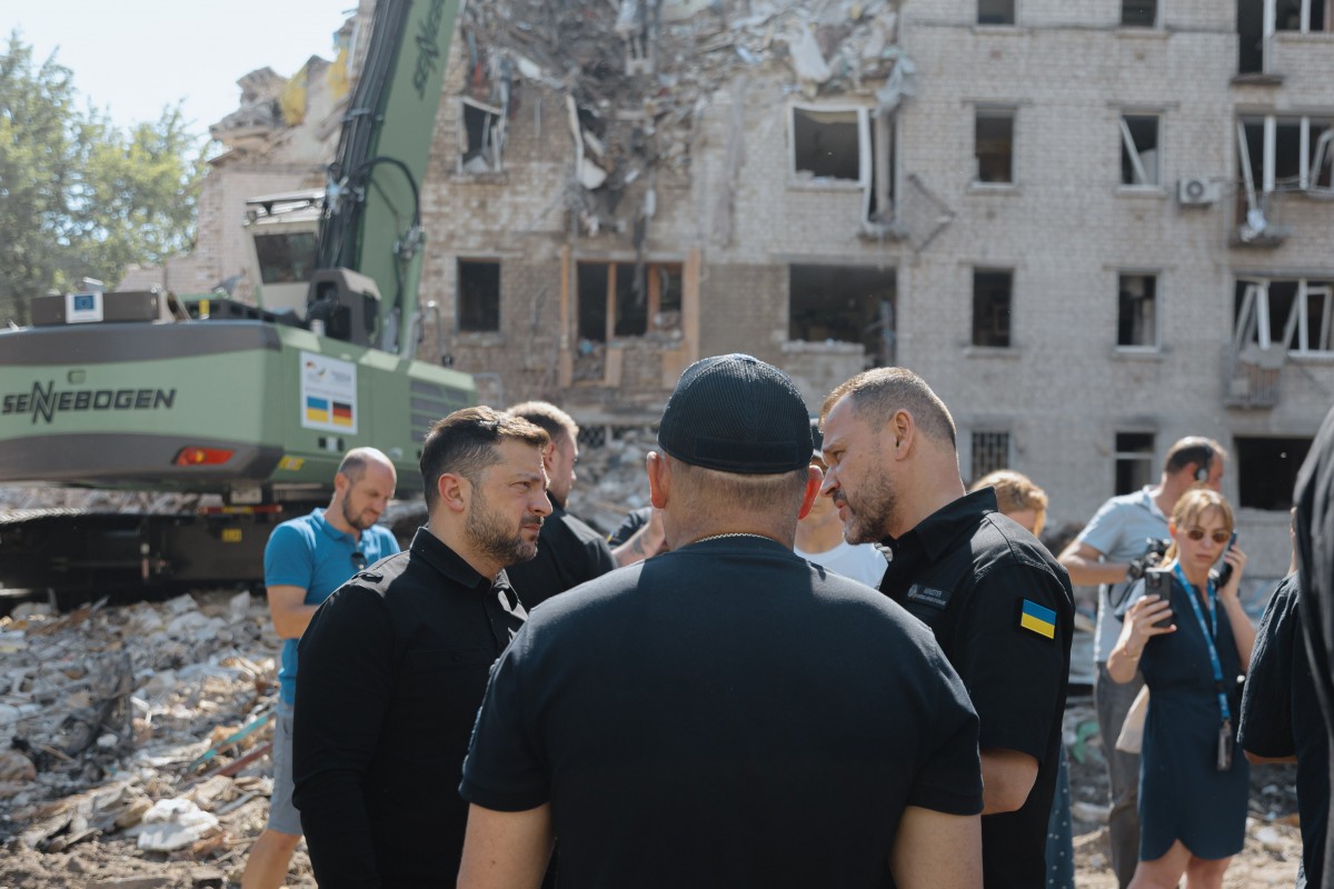 Tổng thống Ukraine Volodymyr Zelensky tới hiện trường vụ không kích của Nga. Ảnh: X/@ZelenskyyUa (tài khoản X của ông Zelensky)