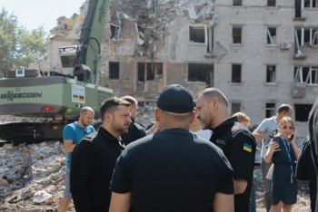 Tổng thống Ukraine thị sát hiện trường vụ không kích ở Kiev