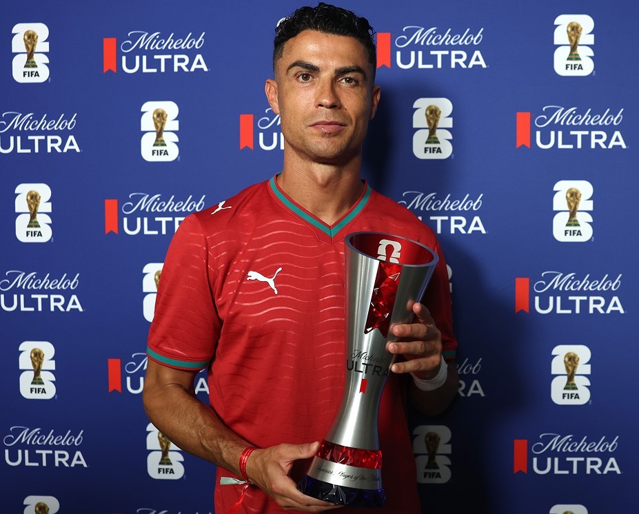 Cristiano Ronaldo nhận giải Cầu thủ xuất sắc nhất trận. Ảnh: Liên đoàn Bóng đá Thế giới (FIFA)