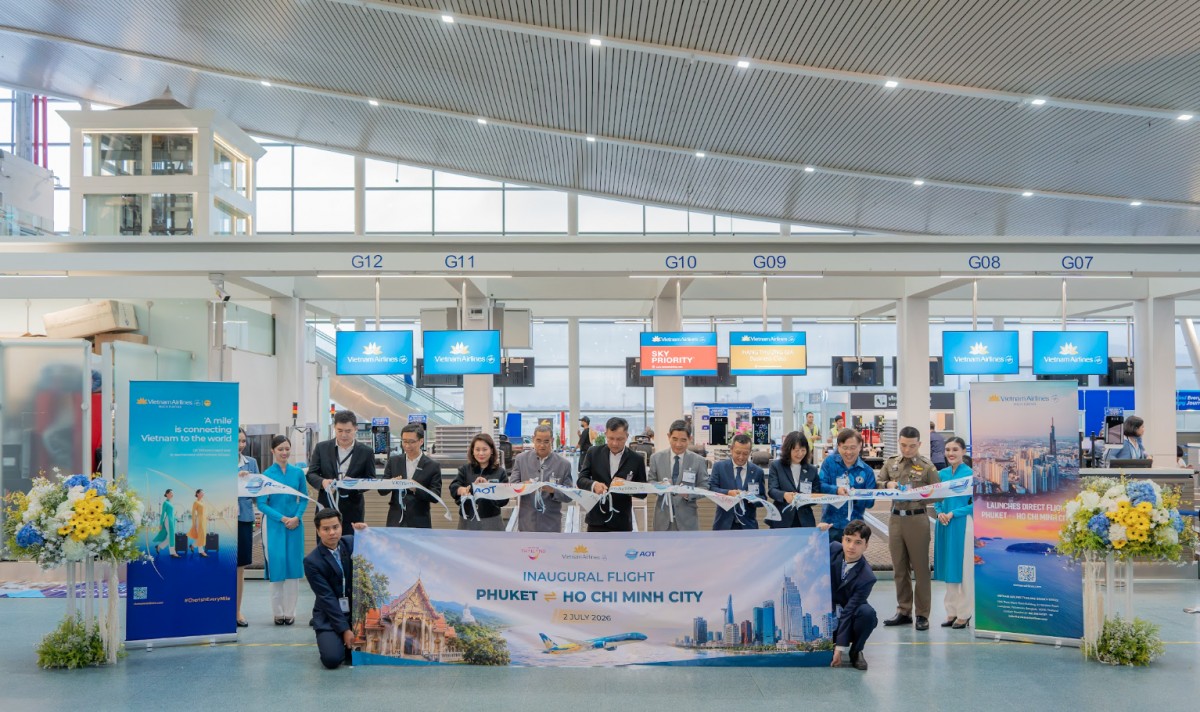 Đại diện Vietnam Airlines cùng đại diện Cơ quan Du lịch Thái Lan và các đơn vị liên quan thực hiện nghi thức cắt băng, chính thức khai trương đường bay thẳng TP HCM - Phuket. Ảnh: Vietnam Airlines.