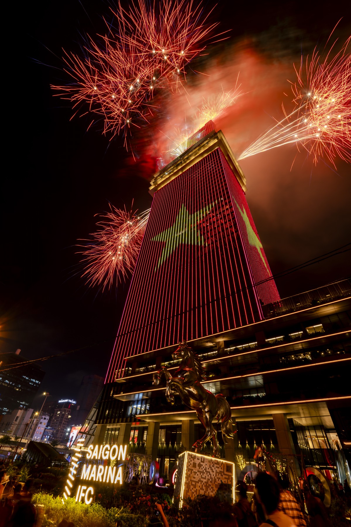 Saigon Marina IFC thắp sáng bầu trời đêm 2/7