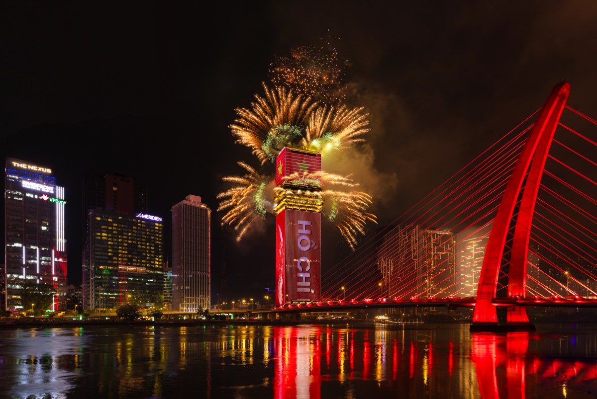 Saigon Marina IFC thắp sáng bầu trời đêm 2/7