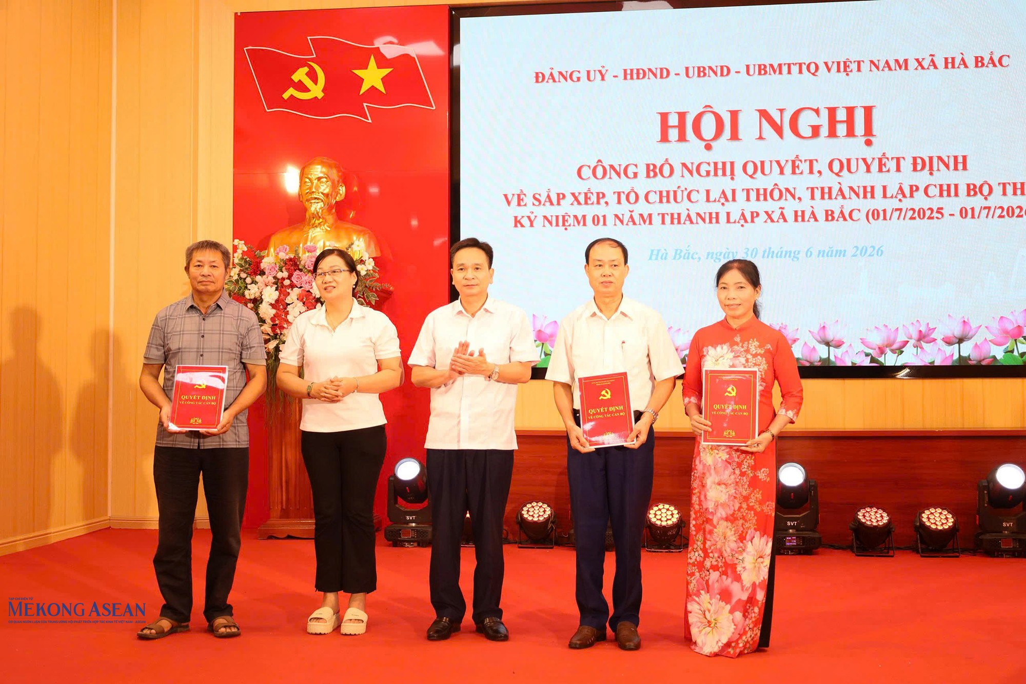 Ông Phạm Văn Hùng, Bí thư Đảng ủy, Chủ tịch HĐND xã Hà Bắc trao Quyết định thành lập cho 3 chi bộ thôn mới trên địa bàn xã, chiều 30/6/2026. Ảnh: Thu Hường.