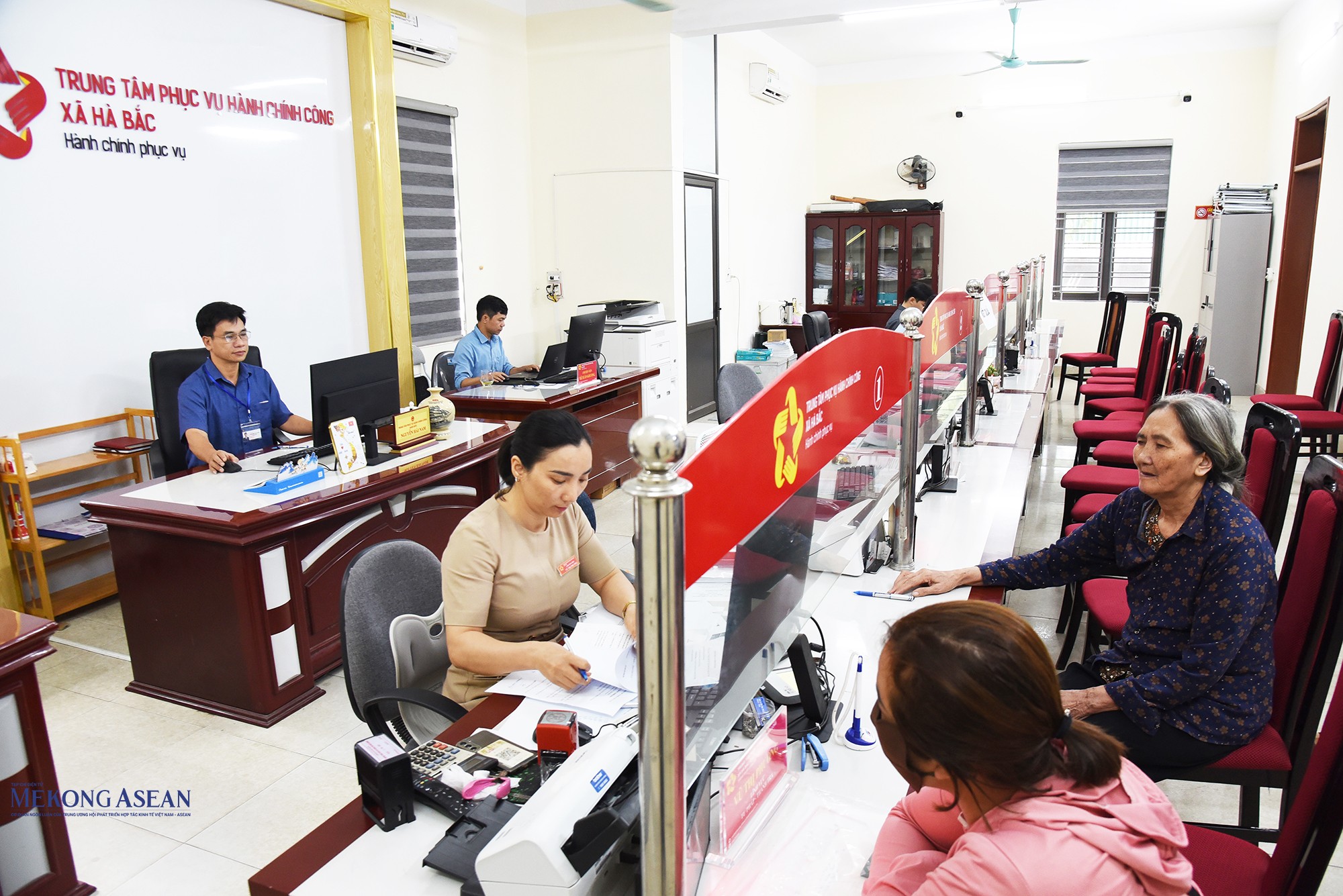 Người dân, doanh nghiệp đến thực hiện các thủ tục hành chính tại Trung tâm Phục vụ hành chính công xã Hà Bắc, thành phố Hải Phòng. Ảnh: Hòa Lâm.