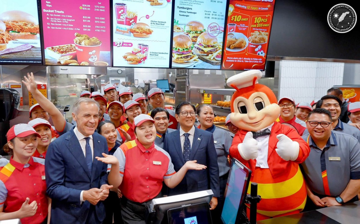 Hai nhà lãnh đạo chụp ảnh lưu niệm cùng đội ngũ nhân viên Jollibee. Ảnh: Văn phòng Truyền thông Tổng thống Philippines