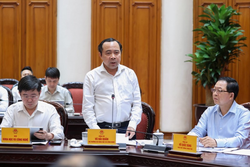 Bộ trưởng Bộ Khoa học và Công nghệ Vũ Hải Quân báo cáo tại cuộc họp