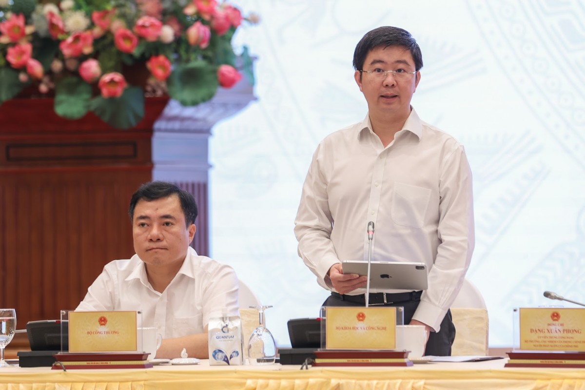 Thứ trưởng Bộ Khoa học và Công nghệ Bùi Hoàng Phương thông tin về triển khai sản phẩm công nghệ chiến lược - Ảnh: VGP