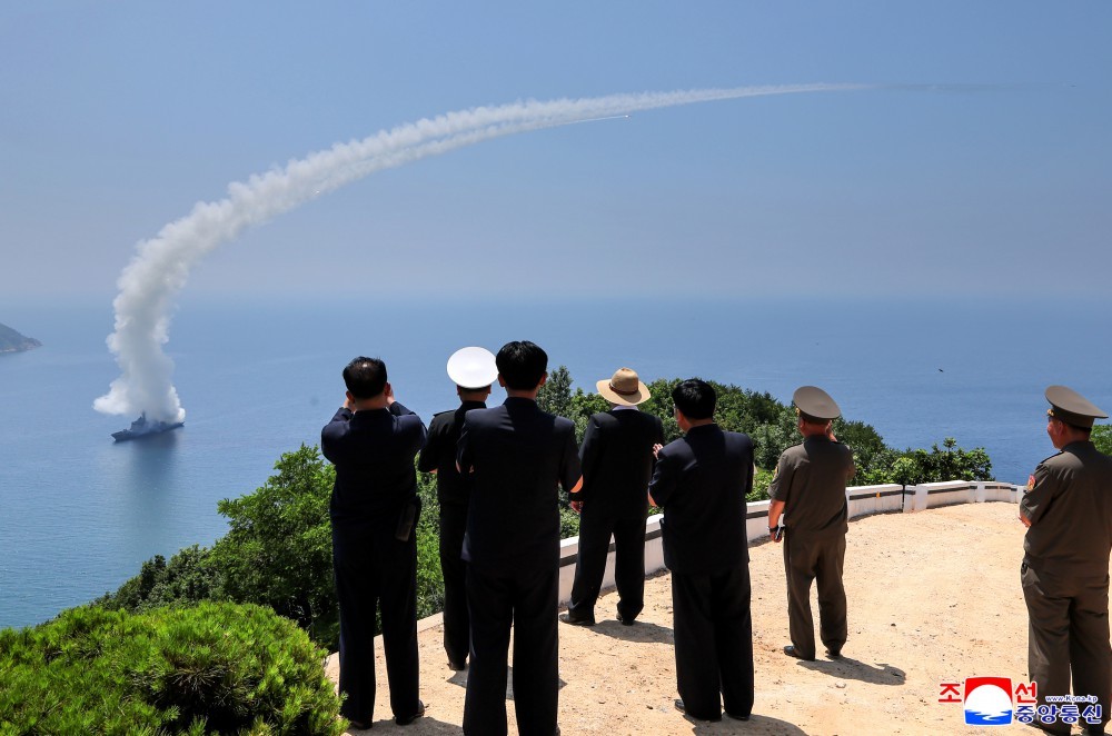 Ông Kim Jong Un thị sát thử nghiệm phóng tên lửa trên tàu khu trục