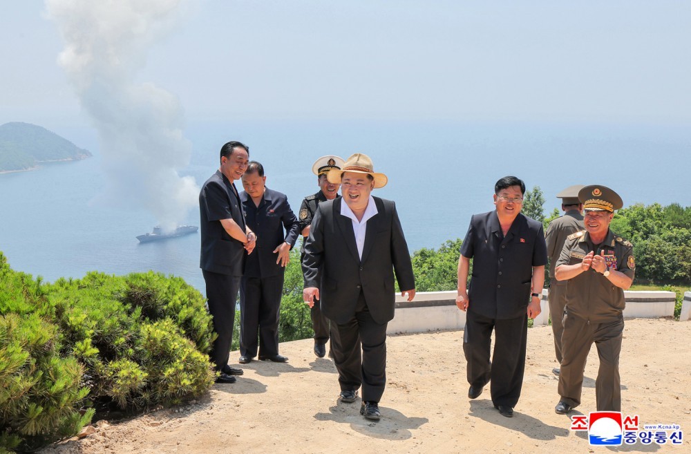 Ông Kim Jong Un thị sát thử nghiệm phóng tên lửa trên tàu khu trục