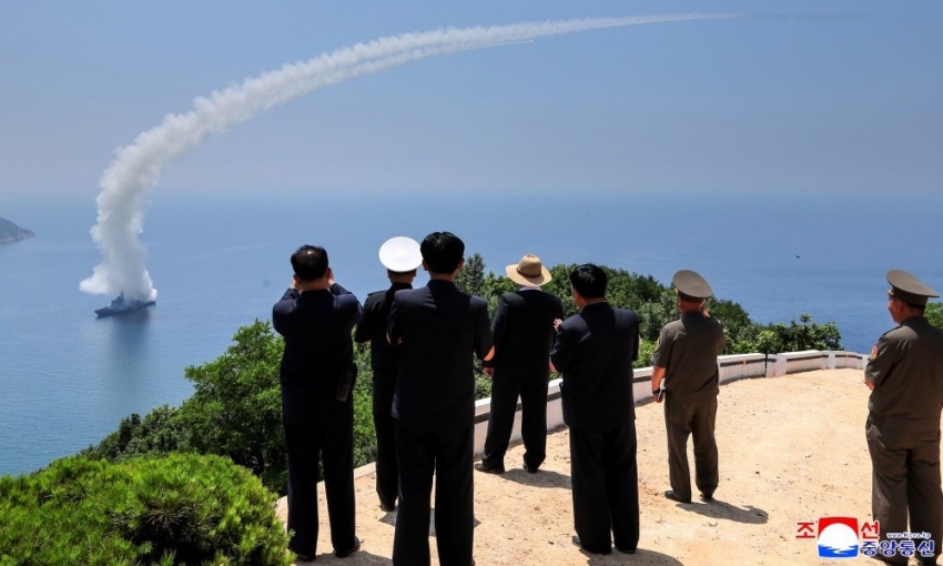 Ông Kim Jong Un thị sát thử nghiệm phóng tên lửa trên tàu khu trục