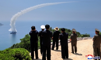 Ông Kim Jong Un thị sát thử nghiệm phóng tên lửa trên tàu khu trục
