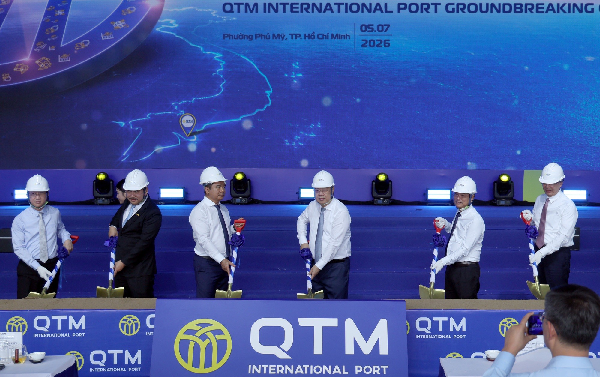 Phó Thủ tướng Thường trực Phạm Gia Túc cùng các đại biểu thực hiện nghi thức khởi công Cảng quốc tế QTM. Ảnh: VGP.