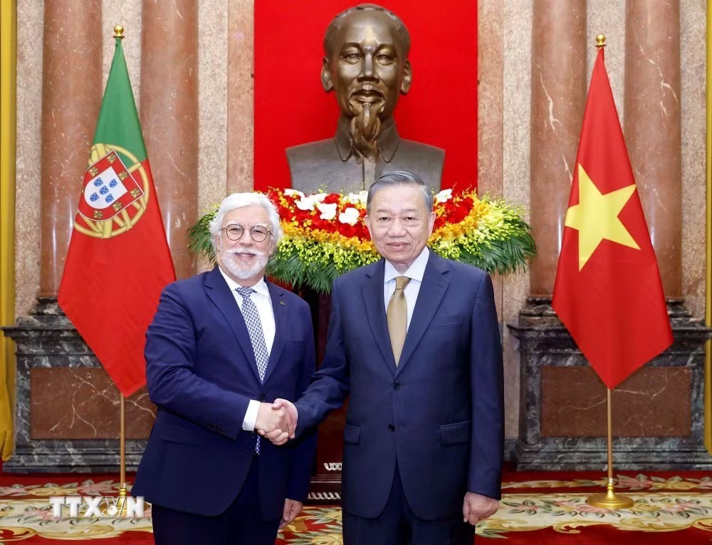 Tổng Bí thư, Chủ tịch nước Tô Lâm và Đại sứ Bồ Đào Nha Joaquim Alberto De Sousa Moreira De Lemos.