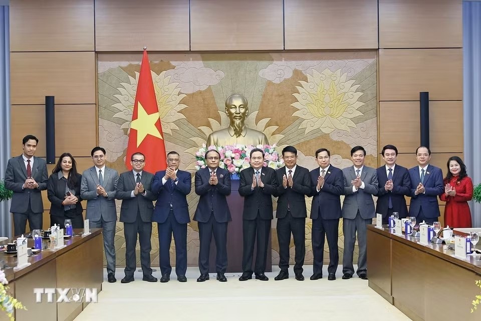 Chủ tịch Quốc hội Trần Thanh Mẫn với đại biểu - Ảnh: TTXVN
