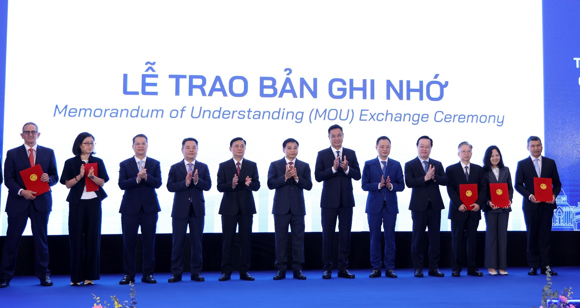 Phó Thủ tướng Nguyễn Văn Thắng và các đại biểu chứng kiến TP Đà Nẵng trao các biên bản ghi nhớ quan trọng với các đối tác trong và ngoài nước - Ảnh VGP/Đức Tuân