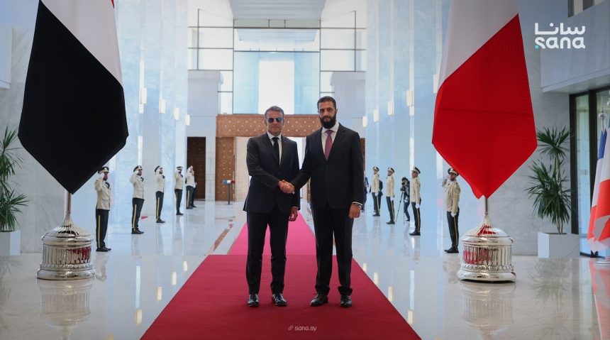Ông Emmanuel Macron (trái) và ông Ahmad al-Sharaa tại Phủ Tổng thống Syria. Ảnh: Thông tấn xã Syria (SANA) Ông Emmanuel Macron (trái) và ông Ahmad al-Sharaa tại Phủ Tổng thống Syria. Ảnh: Thông tấn xã Syria (SANA)
