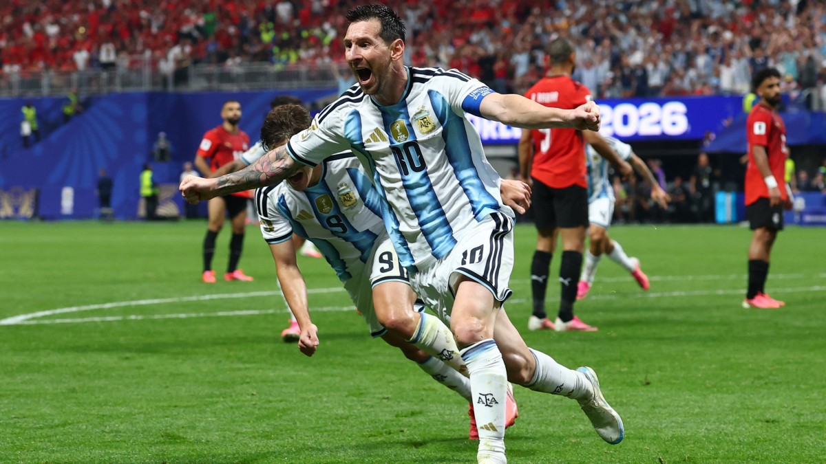 Lionel Messi cùng các đồng đội đánh bại Ai Cập với tỷ số 3-2. Ảnh: FIFA