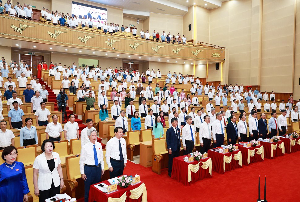 Các đại biểu thực hiện nghi thức chào cờ tại phiên khai mạc kỳ họp. Nguồn: Hungyen.gov.vn. Các đại biểu thực hiện nghi thức chào cờ tại phiên khai mạc kỳ họp. Nguồn: Hungyen.gov.vn.