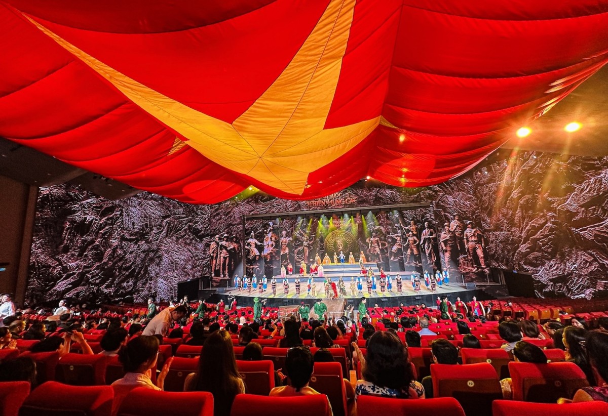 'Đất Nước Thiên Hùng Ca': Câu chuyện 4.000 năm lịch sử chạm đến mọi giác quan