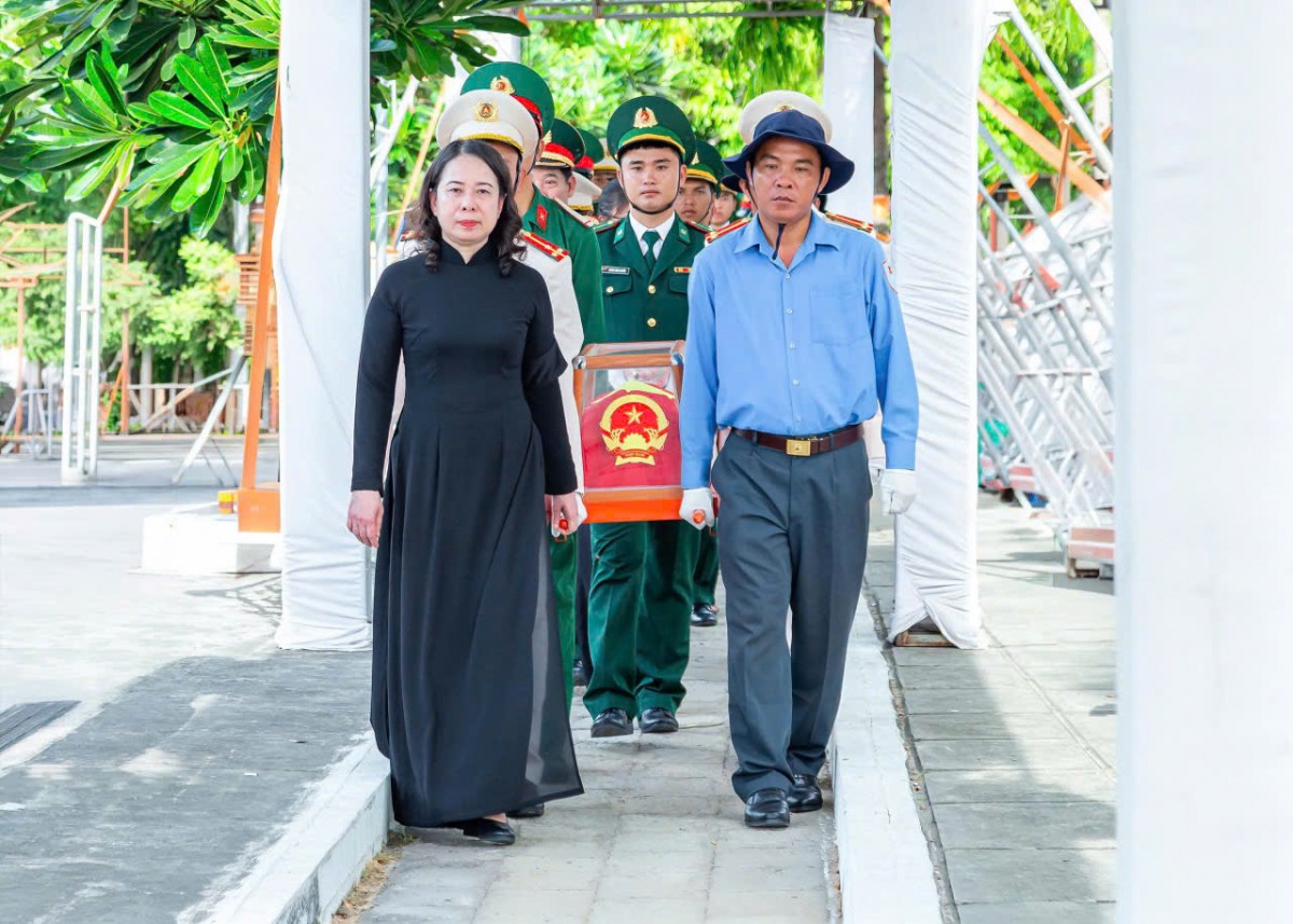 Phó Chủ tịch nước Võ Thị Ánh Xuân cùng các đại biểu di chuyển hài cốt liệt sĩ trước khi thực hiện nghi thức an táng - Ảnh: VGP/QK9