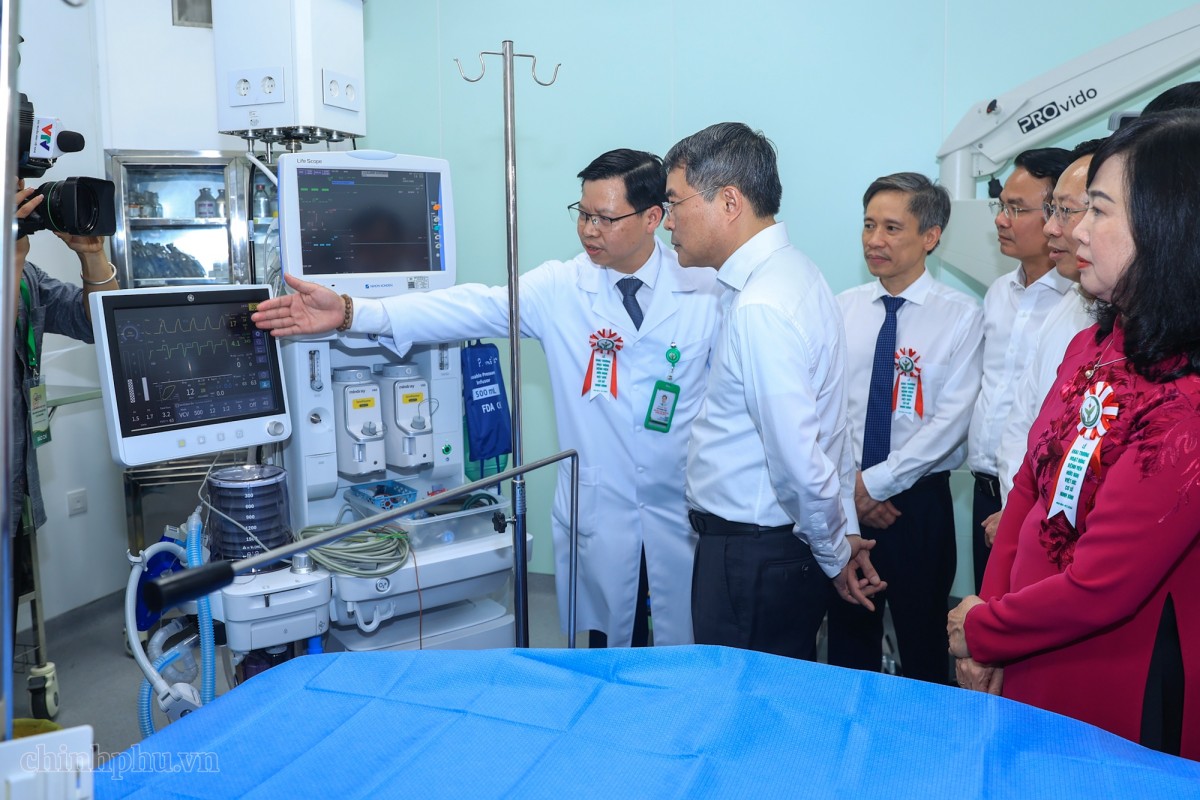 Thủ tướng cùng với các đại biểu tham quan cơ sở vật chất các phòng khoa khám chữa bệnh tại Bệnh viện Việt Đức - Ảnh: VGP