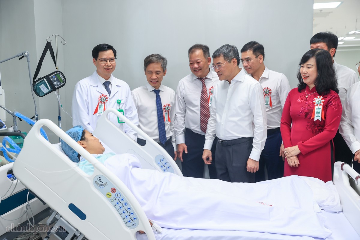 Thủ tướng thăm hỏi, tặng quà các bệnh nhân đang điều trị tại Bệnh viện Việt Đức - Ảnh: VGP/Nhật Bắc