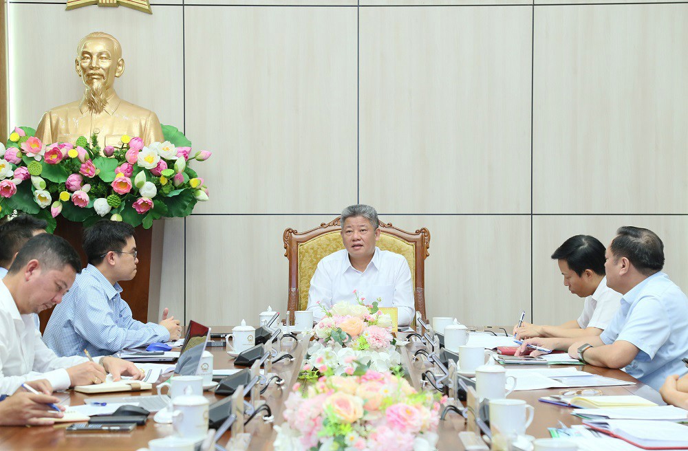 Ông Nguyễn Mạnh Quyền, Chủ tịch UBND tỉnh Hưng Yên chủ trì buổi làm việc. Nguồn: Hungyen.gov.vn.