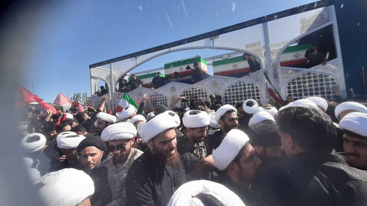 Dòng người đi theo đoàn rước linh cữu cố Lãnh tụ Tối cao Iran. Ảnh: IRNA