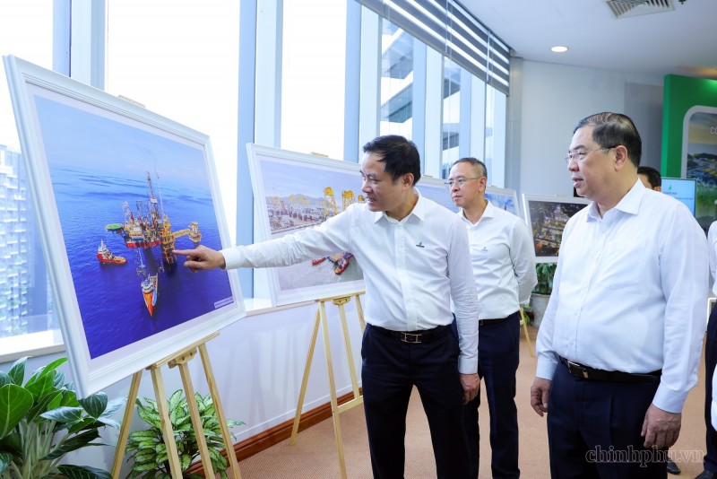 Phó Thủ tướng Thường trực Phạm Gia Túc nghe giới thiệu về các dự án của Petrovietnam