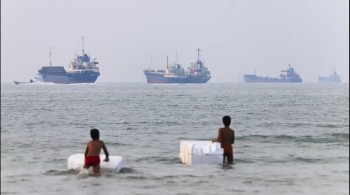 Lưu lượng tàu qua Eo biển Hormuz giảm mạnh khi Mỹ - Iran tái giao tranh