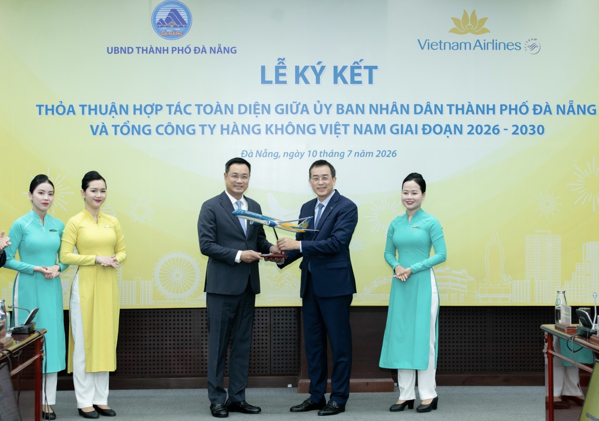 Chủ tịch HĐQT Đặng Ngọc Hòa trao tặng mô hình máy bay cho Ủy viên Trung ương Đảng, Bí thư Thành ủy TP Đà Nẵng Lê Ngọc Quang. Ảnh: VNA Chủ tịch HĐQT Đặng Ngọc Hòa trao tặng mô hình máy bay cho Ủy viên Trung ương Đảng, Bí thư Thành ủy TP Đà Nẵng Lê Ngọc Quang. Ảnh: VNA
