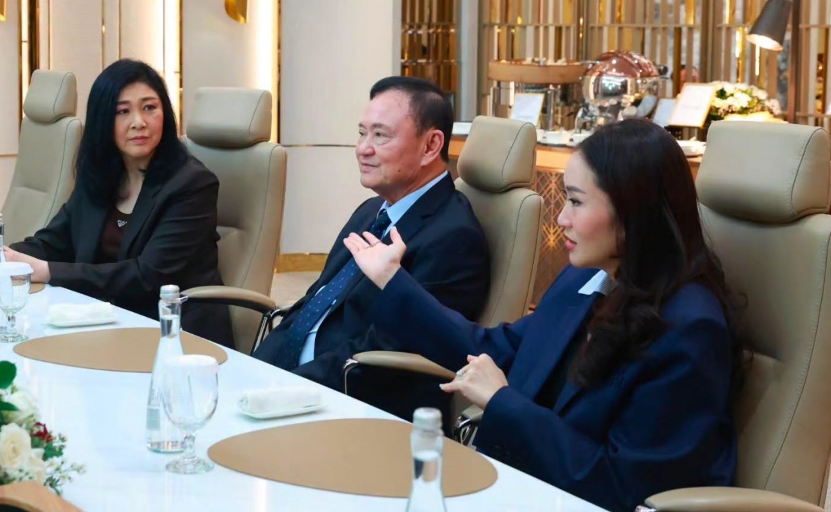 Cựu Thủ tướng Thái Lan Thaksin Shinawatra (giữa) tại Jakarta. Ảnh: Văn phòng Nội các Indonesia