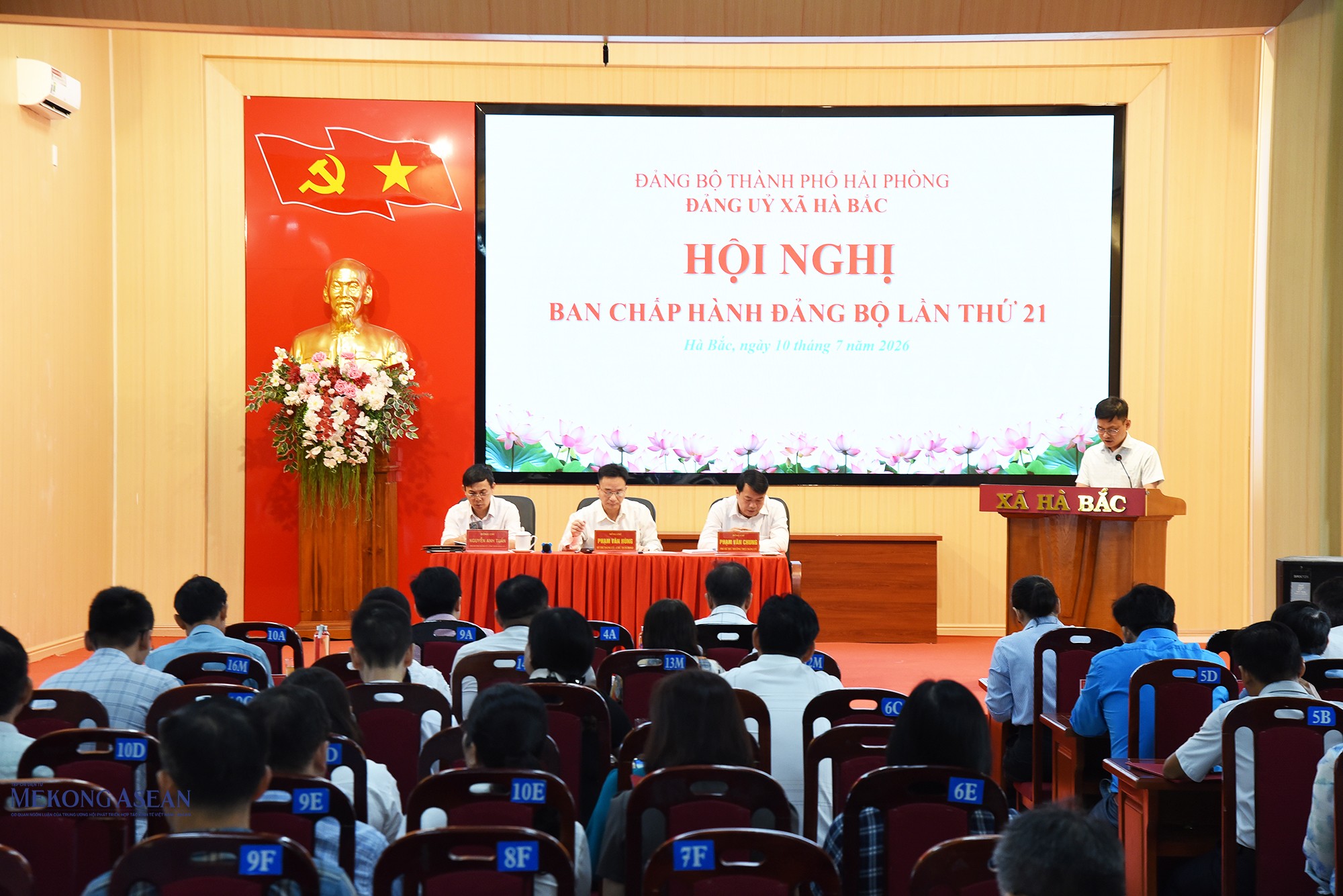 Ông Phạm Văn Hùng, Bí thư Đảng ủy, Chủ tịch HĐND xã Hà Bắc; ông Phạm Văn Chung, Phó Bí thư Thường trực Đảng ủy xã Hà Bắc; ông Nguyễn Anh Tuấn, Phó Bí thư Đảng ủy, Chủ tịch UBND xã Hà Bắc chủ trì hội nghị. Ảnh: Mekong ASEAN.