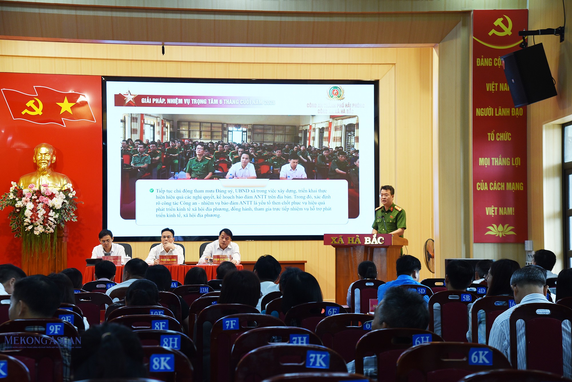 Đại diện Công an xã Hà Bắc phát biểu tham luận tại hội nghị. Ảnh: Mekong ASEAN.