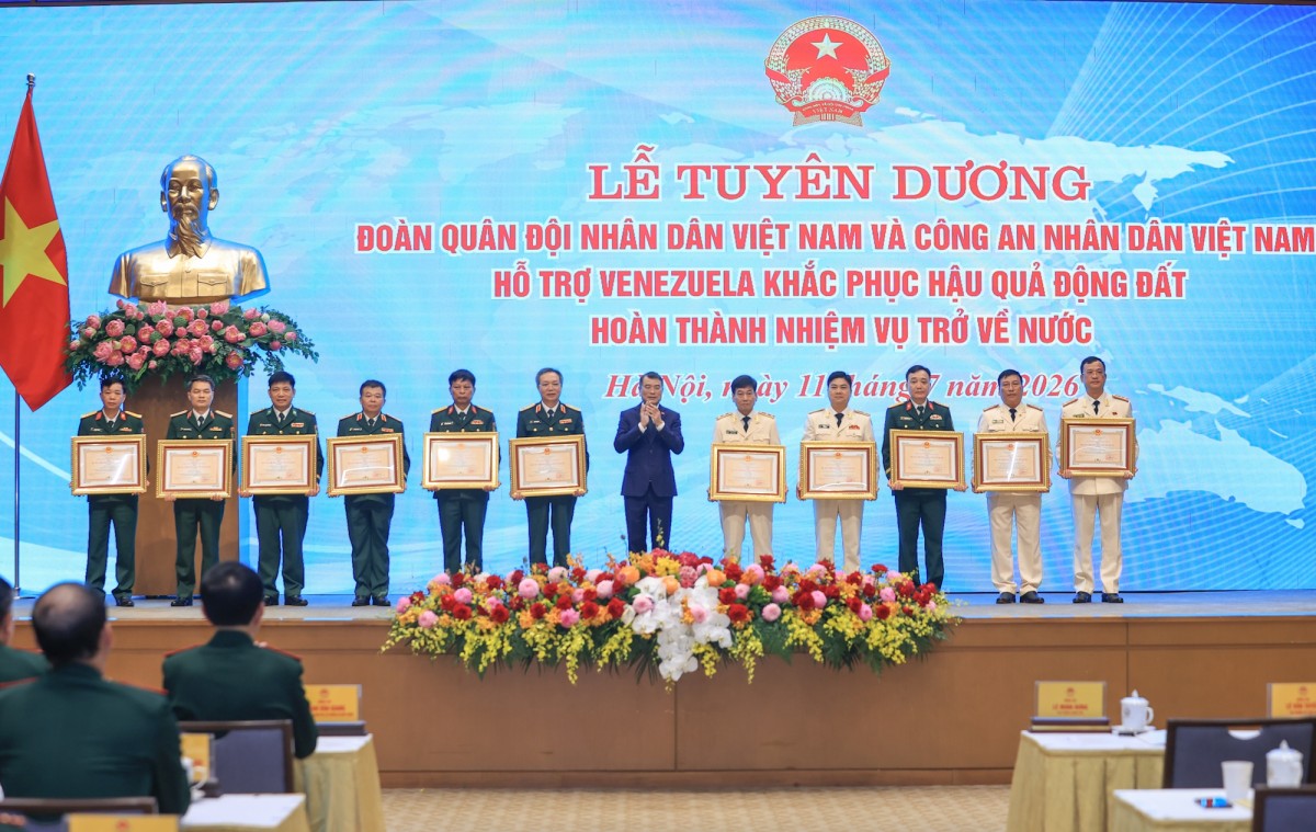 Thủ tướng Lê Minh Hưng trao Huân chương Bảo vệ Tổ quốc hạng Nhì, hạng Ba cho các tập thể tại lễ tuyên dương - Ảnh VGP/