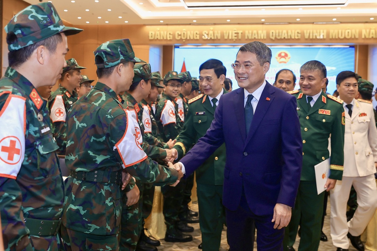 Thủ tướng Lê Minh Hưng, Đại tướng Phan Văn Giang, Ủy viên Bộ Chính trị, Phó Thủ tướng Chính phủ, Bộ trưởng Bộ Quốc phòng và các cán bộ, chiến sĩ tại lễ tuyên dương - Ảnh: VGP