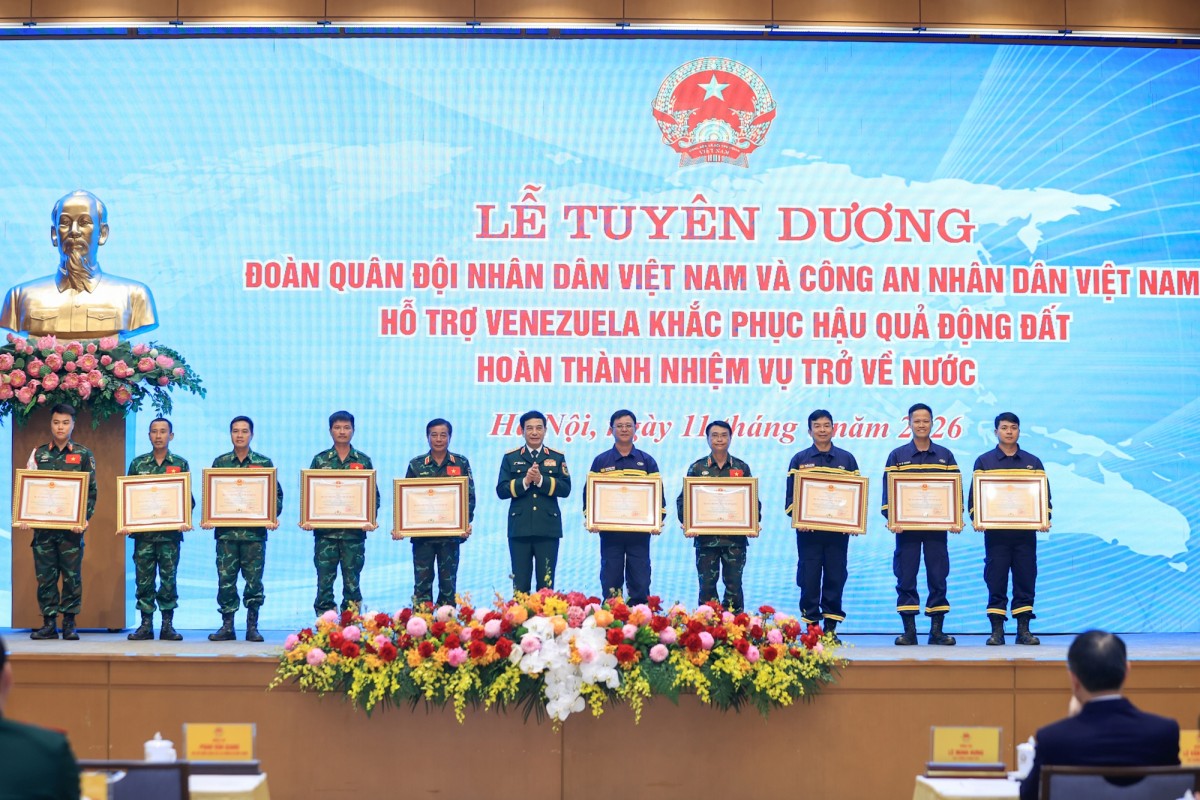 Đại tướng Phan Văn Giang, Ủy viên Bộ Chính trị, Phó Thủ tướng Chính phủ, Bộ trưởng Bộ Quốc phòng trao Huân chương Bảo vệ Tổ quốc hạng Nhì, hạng Ba cho các cá nhân tại lễ tuyên dương - Ảnh: VGP